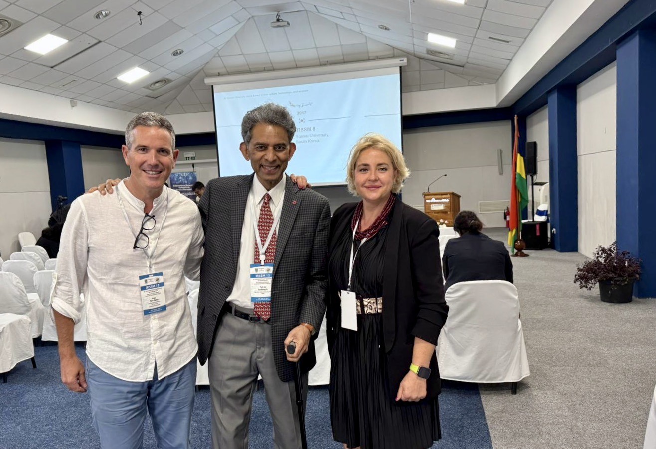 Ángel Peiró, y Marival Segarra con Jay Kandampully (Profesor en «The Ohio State University»)